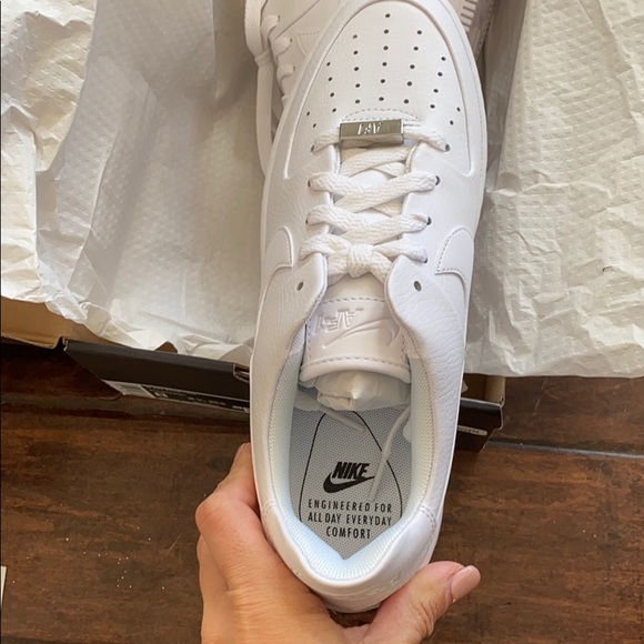 Woman’s Nike Air Force 1 Sage Low Triple White Sz8 - Picture 4 of 7